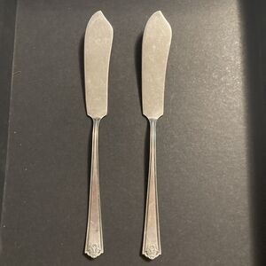 Wm Rogers Homestead  Silverplate 2 FLAT HANDLE BUTTER SPREADERS 1922 Vintage